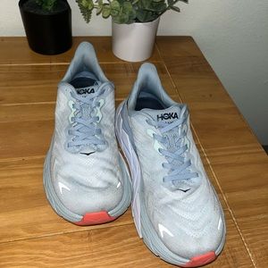 Hoka Arahi 6 Wide Women’s 8 LIKE NEW WITH BOX